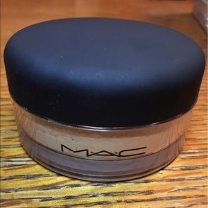 MAC Mineralize Foundation Loose Powder Extra Light